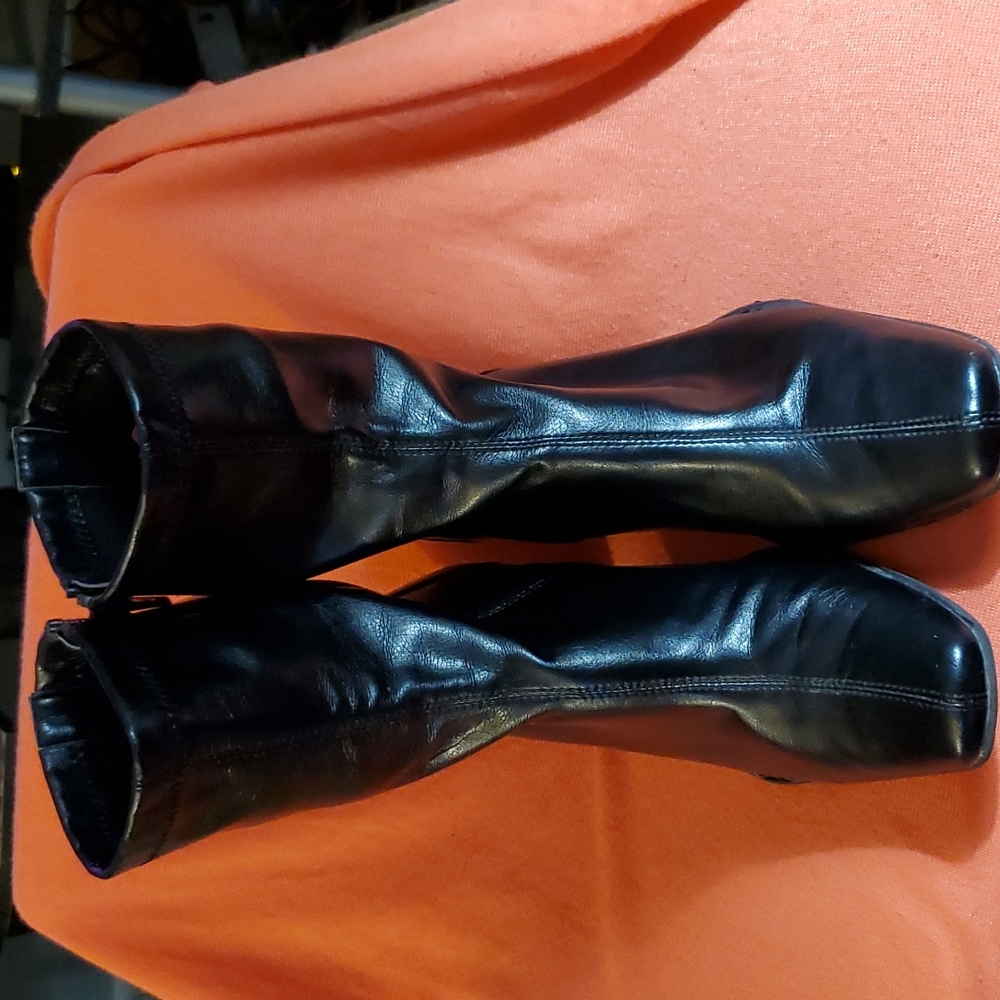 Ladies Aerosols heeled boot, size 8N, in black